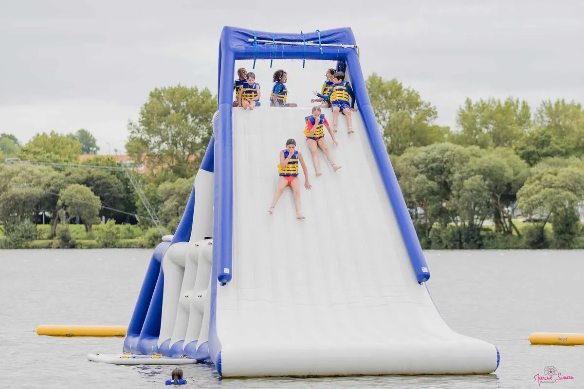 Aquapark Aventure : parcours gonflable sur le lac de Saint-Renan
