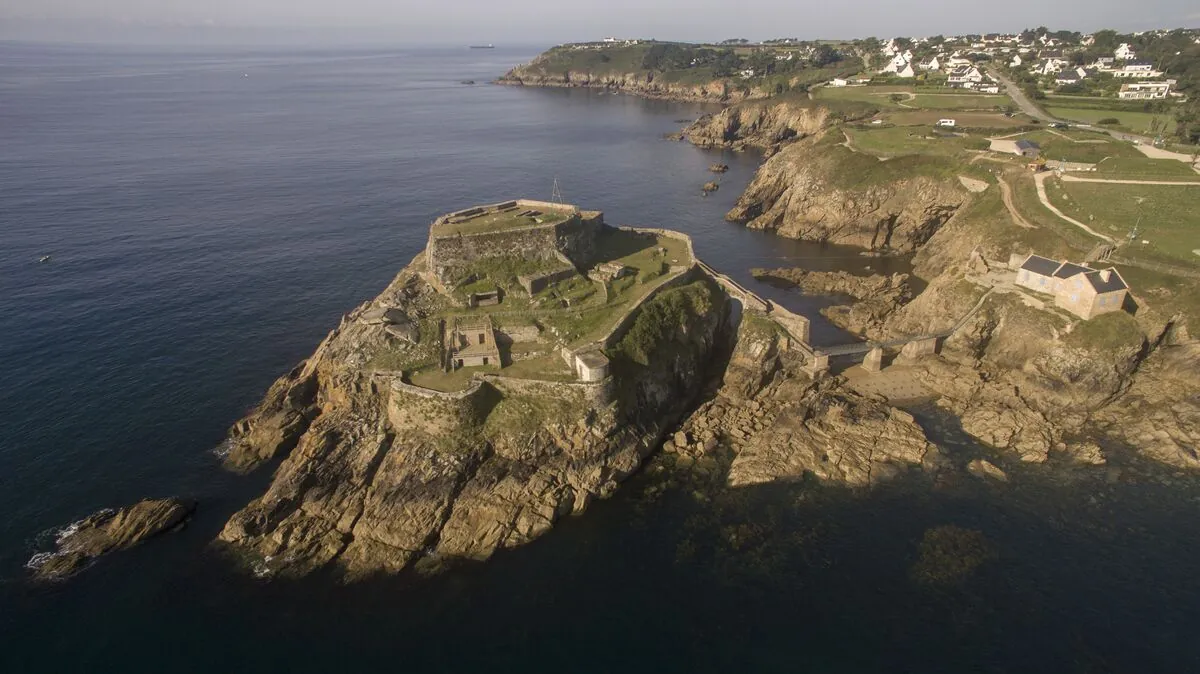 Le fort de Bertheaume sur son îlot rocheux, relié par une passerelle