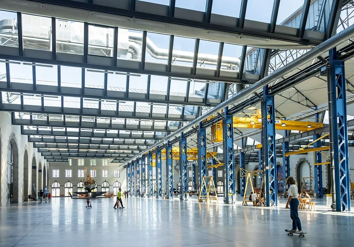 La nef immense des Ateliers des Capucins à Brest, ponts roulants jaunes