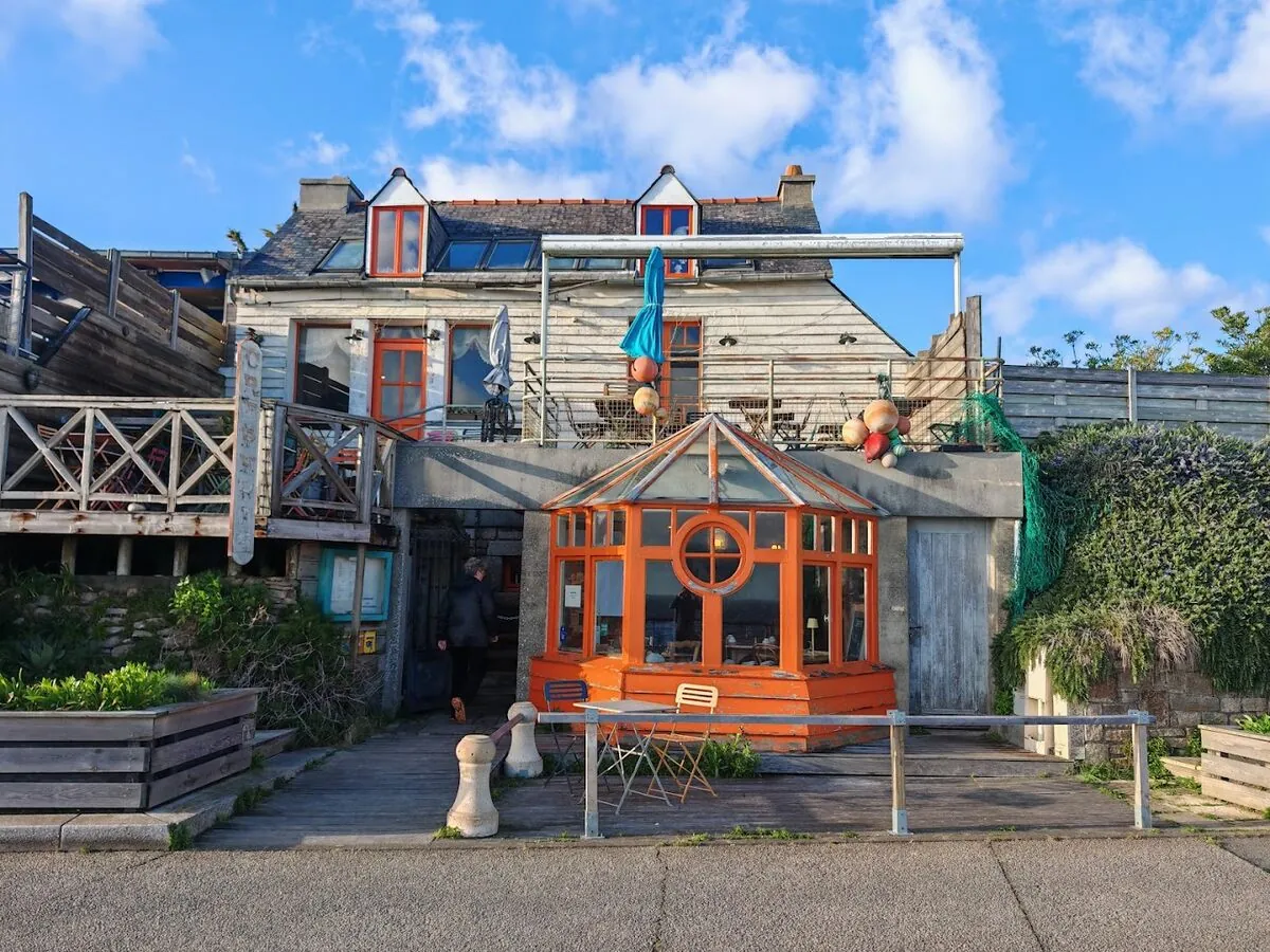 La Cormorandière, façade en bois avec véranda colorée