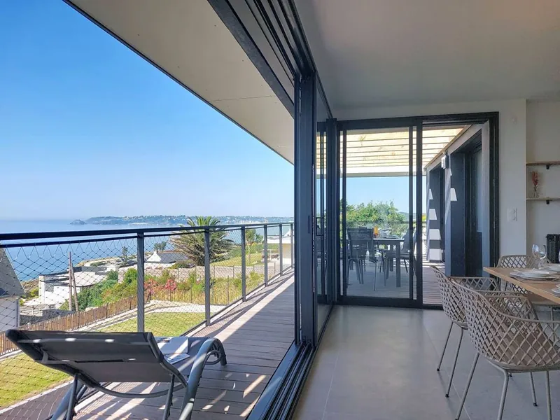 Terrasse et vue panoramique sur la mer d'Iroise depuis la maison